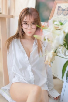 与变成了异世界美少女的大叔一起冒险